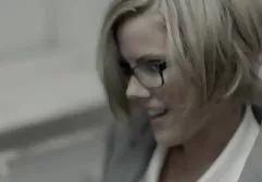 Professor ist begeistert xxx jung und alt von einer jungen Blondine