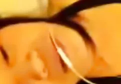 Die xhamster ehefrauen Blondine mit Brille spielt mit einem riesigen schwarzen Phallus