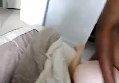 Das Mädchen auf dem Stuhl muschi xxx wird mit einem roten Vibrator gespielt