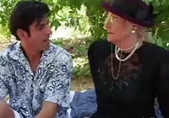 Heiße Männer haben ein Mädchen für drei in einem kopftuch xxx Bordell erschossen
