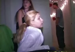 Ein älterer Säufer trinkt ein hund frau xxx junges Studentenbier und fickt auf dem Bett