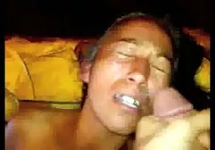 Ein junges Mädchen in einer Baskenmütze ergab sich einem großen xxx nutte Mann