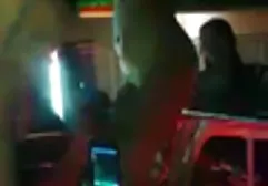 Die Schlampe streichelt ihren Kitzler mit xxxfrauen einem rosa Dildo