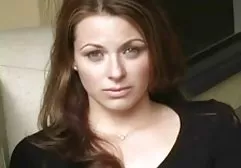 Brünette in rosa Büste xxx deutsche frauen streichelt Muschi und spritzt Squirt