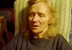 Die Blondine zog xxx alte frau sich einen Strumpf an