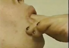 Die Kundin runterholen xxx fickte statt für einen Haarschnitt zu bezahlen den Analfriseur