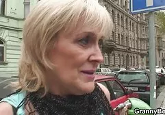 Eine geile weiber xxx romantische Lesbenszene, in der eine hübsche Brünette zum ersten Mal in ihrem Leben beschließt, Sex mit einer süßen Freundin zu haben und mit einem schönen kleinen Teufel auf einem weichen Bett zu sitzen, schmeckt alle Süßigkeiten der lesbischen Liebe