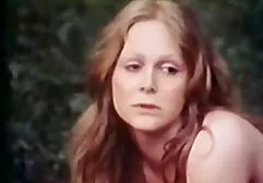 Ein Mädchen mit xxx reif roten Haaren wäscht sich in der Dusche