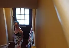 Die süße Karina streichelt ihre Beine und drückt ihre Finger in die Muschi votze xxx