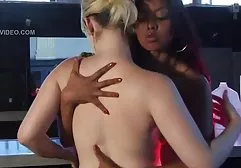 Asiatisches Mädchen schlucken xxx weckte Hahn mit den Beinen und saugte es