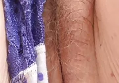 Reife Dame streichelt Miezekatze xxx dicke titten mit den Fingern