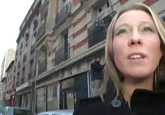 Die Blonde nach einem rothaarige xxx Glas Wein spreizte ihre Beine