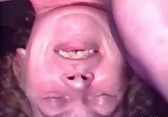 Während xxx alte frau die Gastgeberin nicht zu Hause ist, gönnt sich die Magd Anal