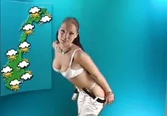 Flirty Chick traf einen jungen Hengst und lud esel xxx ihn ein, Sex im Badezimmer zu haben, wo sie ein spezielles Gerät zum Ficken hat