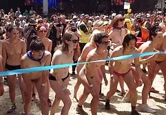 Asiatische Frau reitet einen Schwanz und fängt einen Orgasmus türkin xxx
