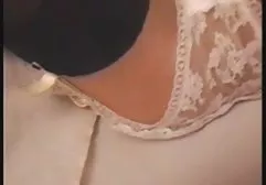 Frau mittleren Alters xxx schamlippen streichelt sich