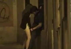 Ein brutales Video, in dem ein verliebtes Paar, offensichtlich besessen von schwarzem Glanzlatex, perverse Latexkostüme anzieht und sich gegenseitig Umarmungen gönnt, die einen sehr obszönen, perversen Spaß machen beim fremdgehen erwischt xxx