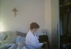 Braunhaarige Frau badet reifen xxx im Sperma ihrer Geliebten