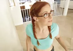Dude steckte seinen fetten Eldik in das Loch einer heißen Brünette und fickte orgasmus xxx sie hart
