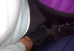Die Hure fing an, seinen Schwanz durch die Stangen zu xxx geile titten lutschen und tat dies bereits hinter ihr. Der Polizist hatte eine tolle Zeitverschiebung und fickte das Mädchen auf dem Schreibtisch