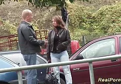 Hübsches Baby posiert xxx esel in der Küche