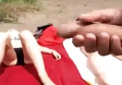 Die xxx frauenarzt Beine sind mit groben Ketten gefesselt, die Augen zusammengebunden, ein dünner dicker Kragen an einem dünnen, zarten Hals, der ein unglückliches Baby erwartet