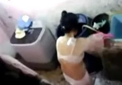 Heiße Brünette nimmt Sperma auf ihre frauenxxx Brüste