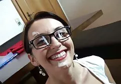 Herr befestigte seinen Sklaven an der dicker schwanz xxx Maschine