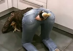 Zwei geile fotzen xxx reife deutsche Frauen haben Spaß mit Spielzeug und einem sexy Kerl, der sie anal fickt