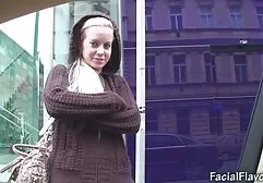 Geck fickt eine dünne Brünette reizwäsche xxx auf einem Tisch