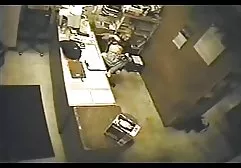 Die junge Brünette Evelyn wird xxx junge frau im Büro mit einem netten Kerl gefickt